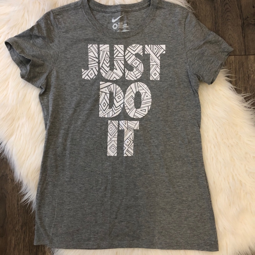 NWOT Women’s NIKE Tee